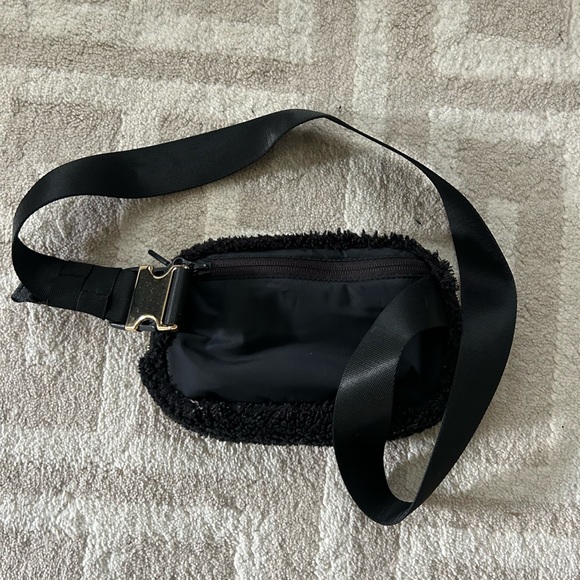 Lululemon • Sherpa Belt Bag in Black - Picture 3 of 3